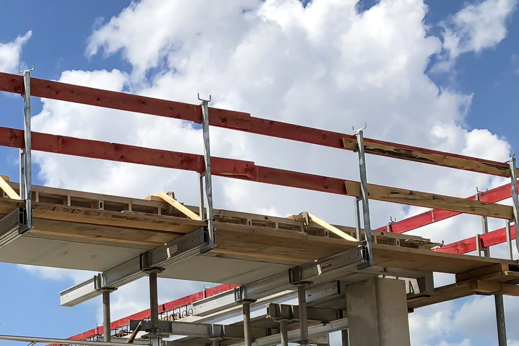 MST Brüstungszwinge auf der Baustelle