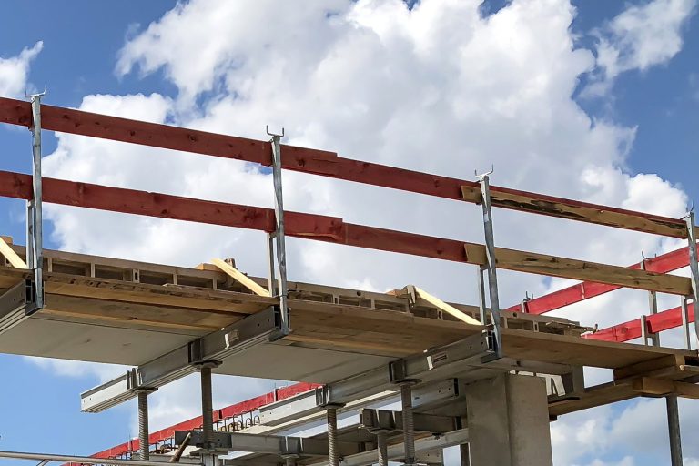 MST-Brüstungszwinge für sichere Arbeiten auf einer Baustelle.